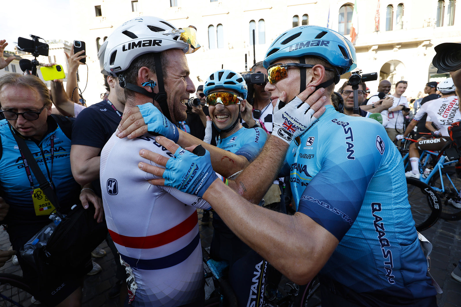 Mark Cavendish embraces teammate after the final stage of the 2023 Giro d'Italia